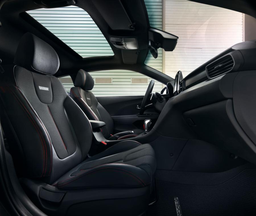 Интерьер Hyundai Veloster 2018 года  (NA) (фото 24 из 37)